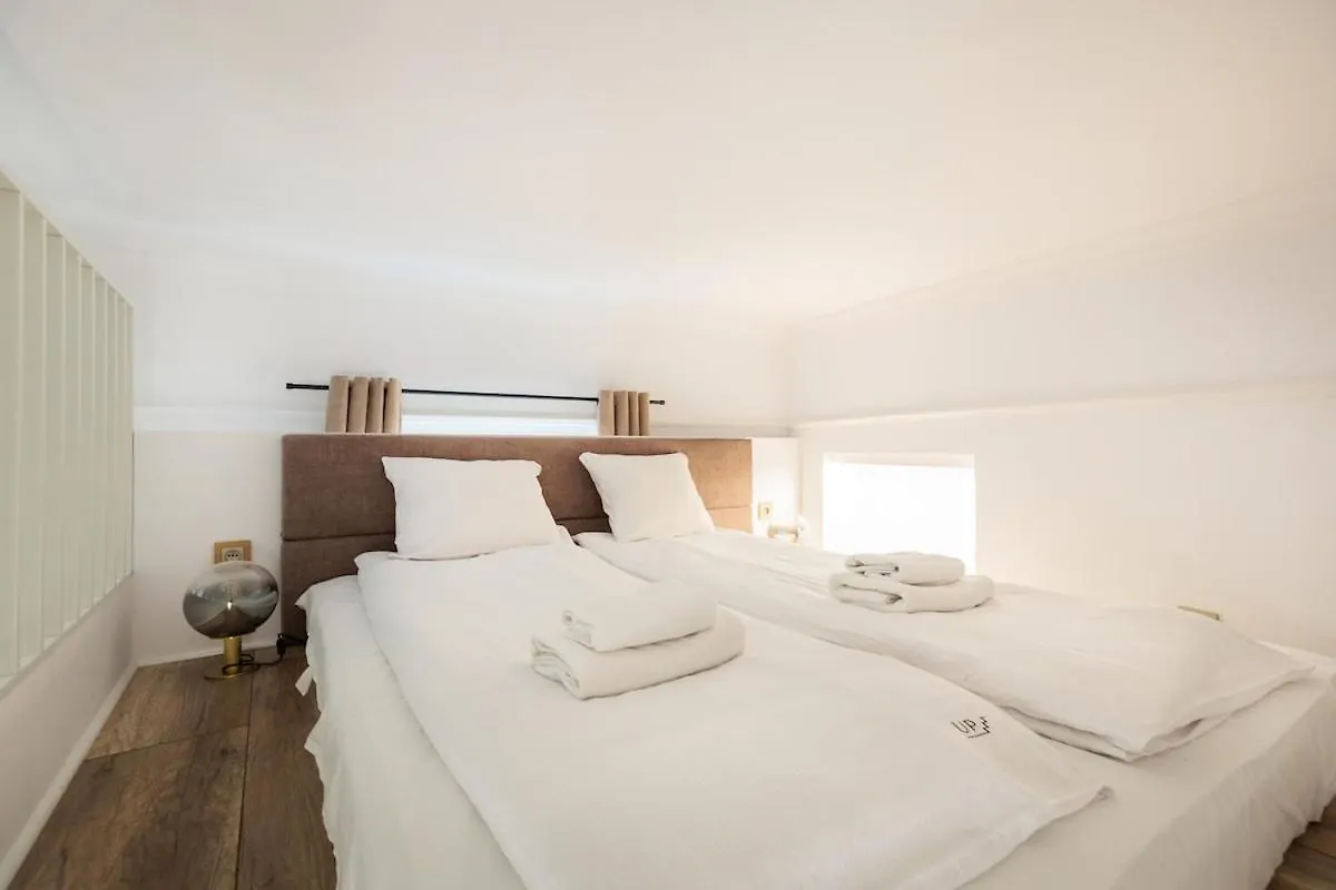 Urban Light Apartment - 3' Main Square - By Upstairs Krakow
