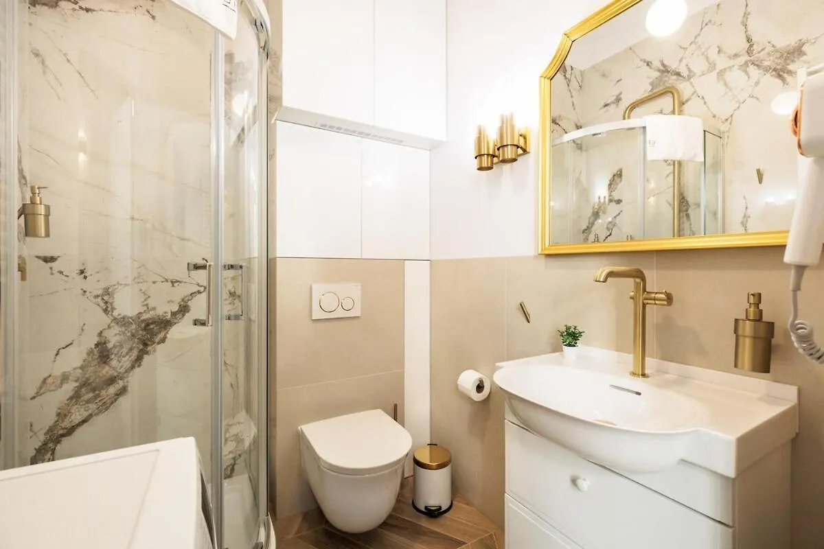 Urban Light Apartment - 3' Main Square - By Upstairs Krakow