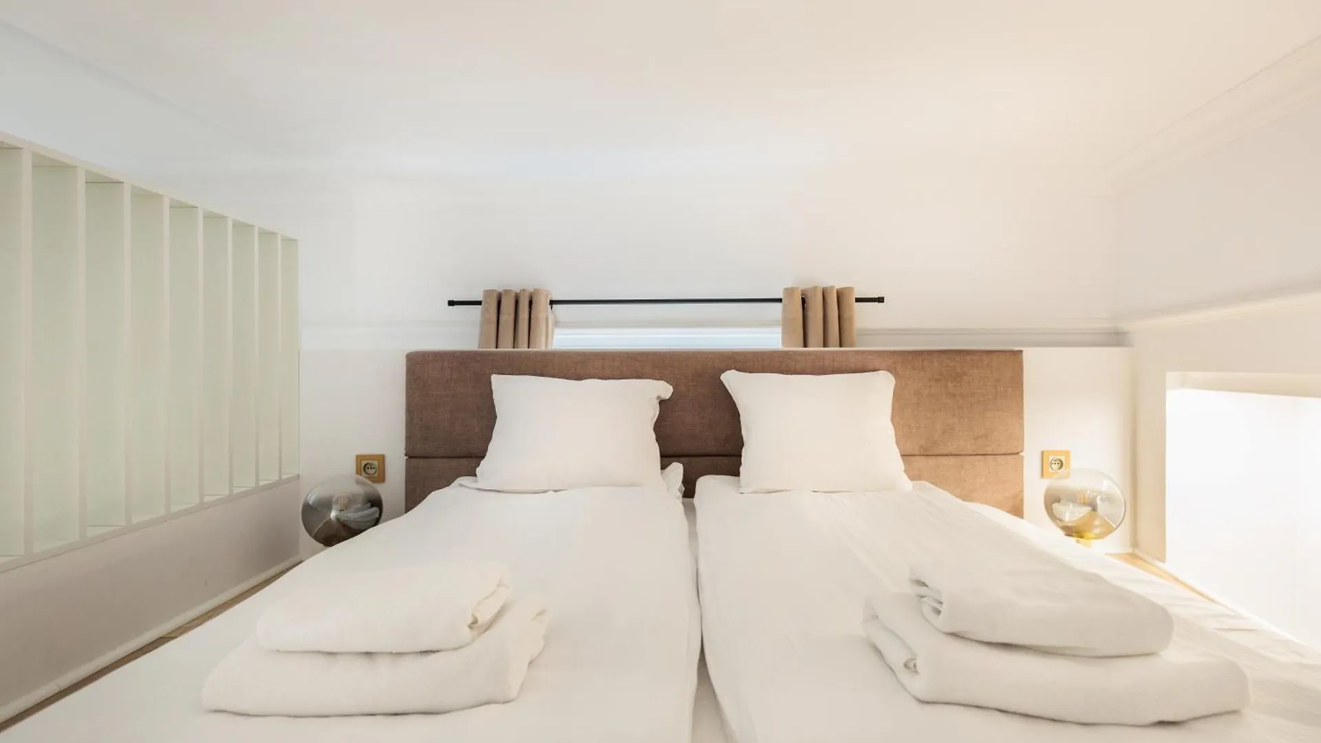 Urban Light Apartment - 3' Main Square - By Upstairs Krakow