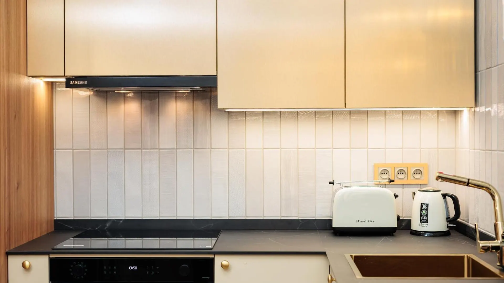 Urban Light Apartment - 3' Main Square - By Upstairs Krakow