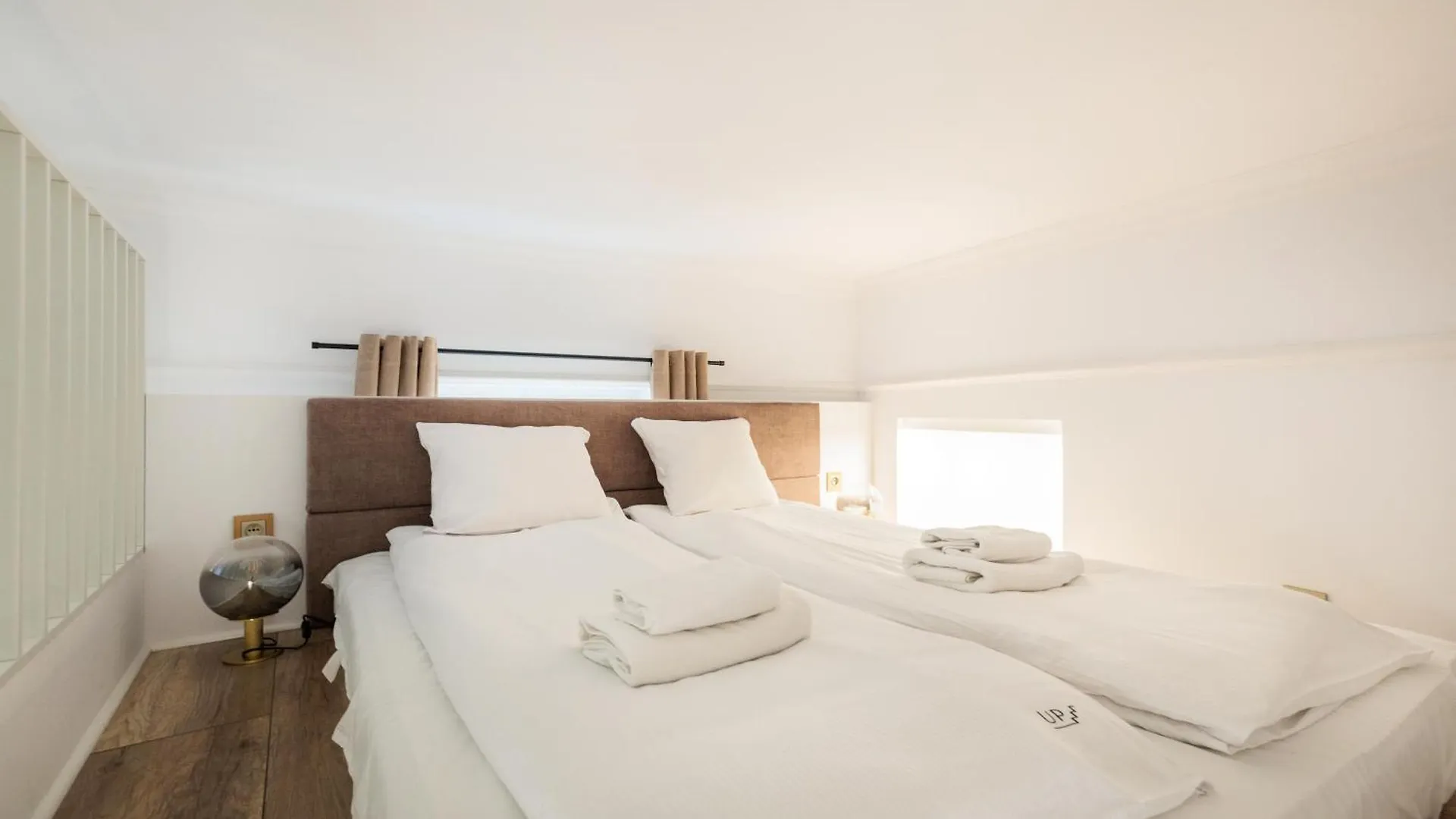 Urban Light Apartment - 3' Main Square - By Upstairs Krakow