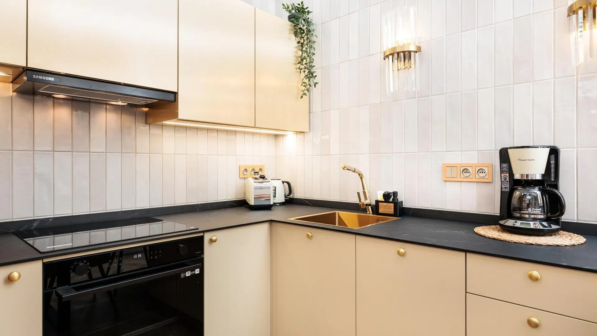Urban Light Apartment - 3' Main Square - By Upstairs Krakow