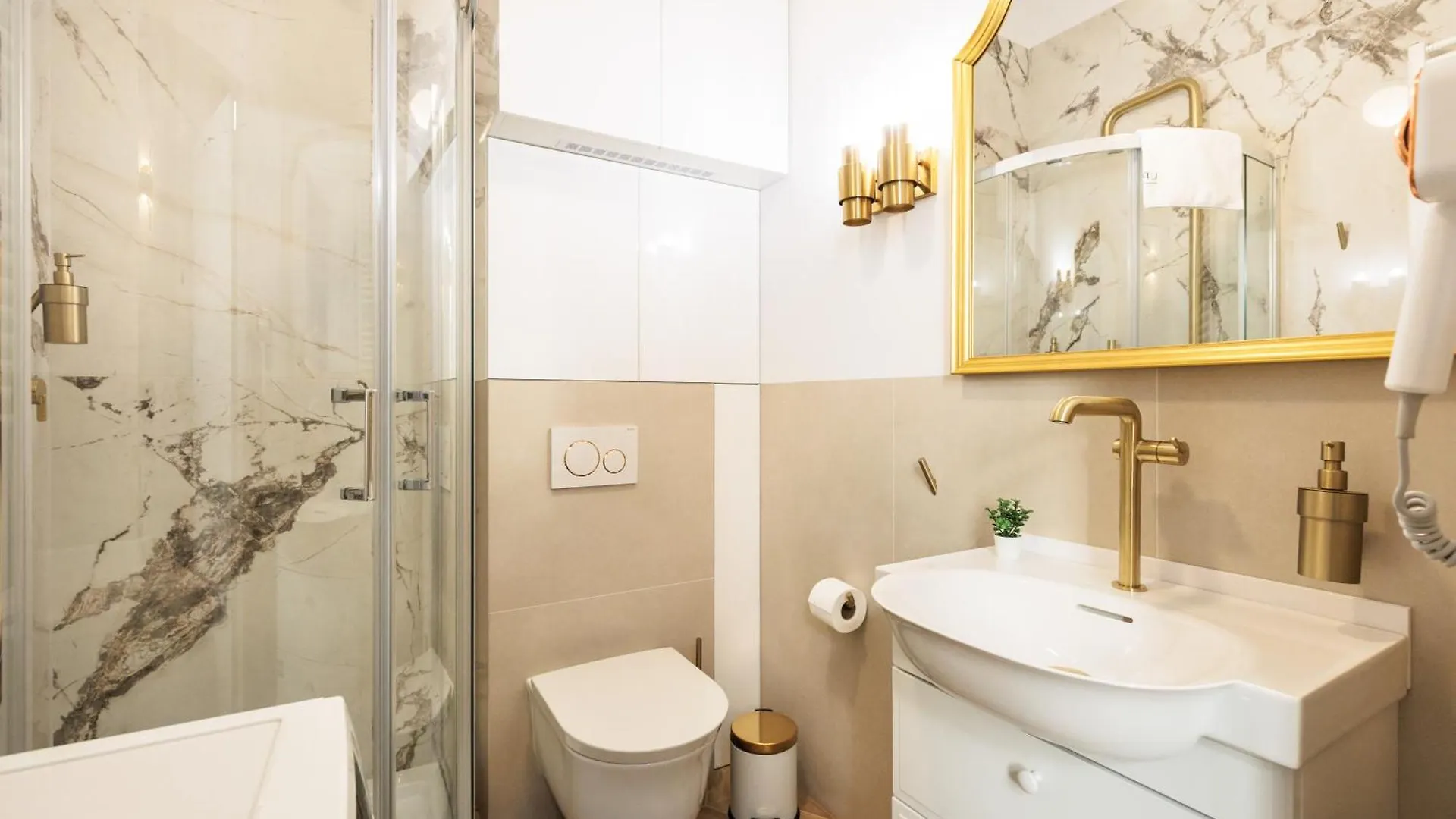 Urban Light Apartment - 3' Main Square - By Upstairs Krakow Poland